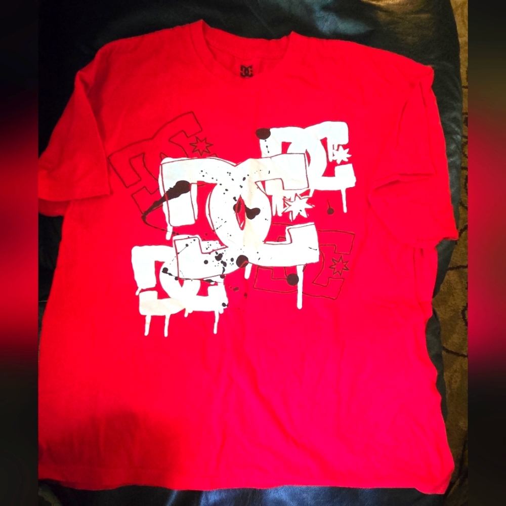 DC Red Graphic Tee - Short Sleeve SzXL LIKE NEW - Picture 1 of 5